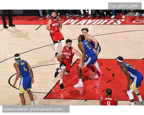 湖人对火箭比赛中篮板争夺战的精彩瞬间与数据分析