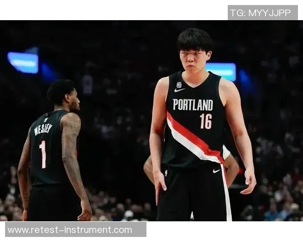 鹈鹕与开拓者激战正酣球迷期待精彩对决与精彩瞬间